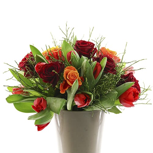 Blumenstrauß mit roten Rosen und orangen Tulpeeen
